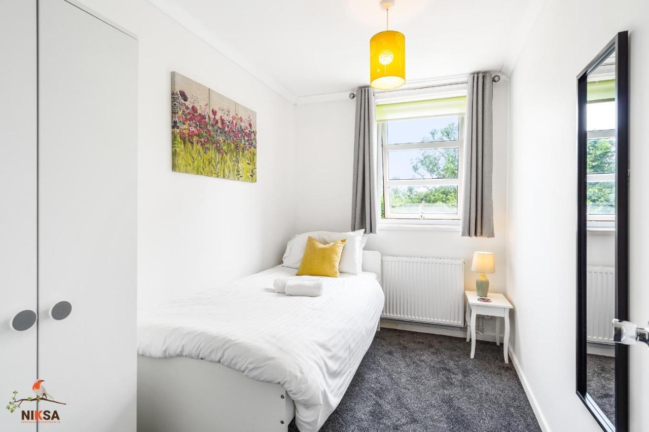 Niksa Serviced Accommodation - 3 Bedroom House Welwyn Garden City Exterior foto