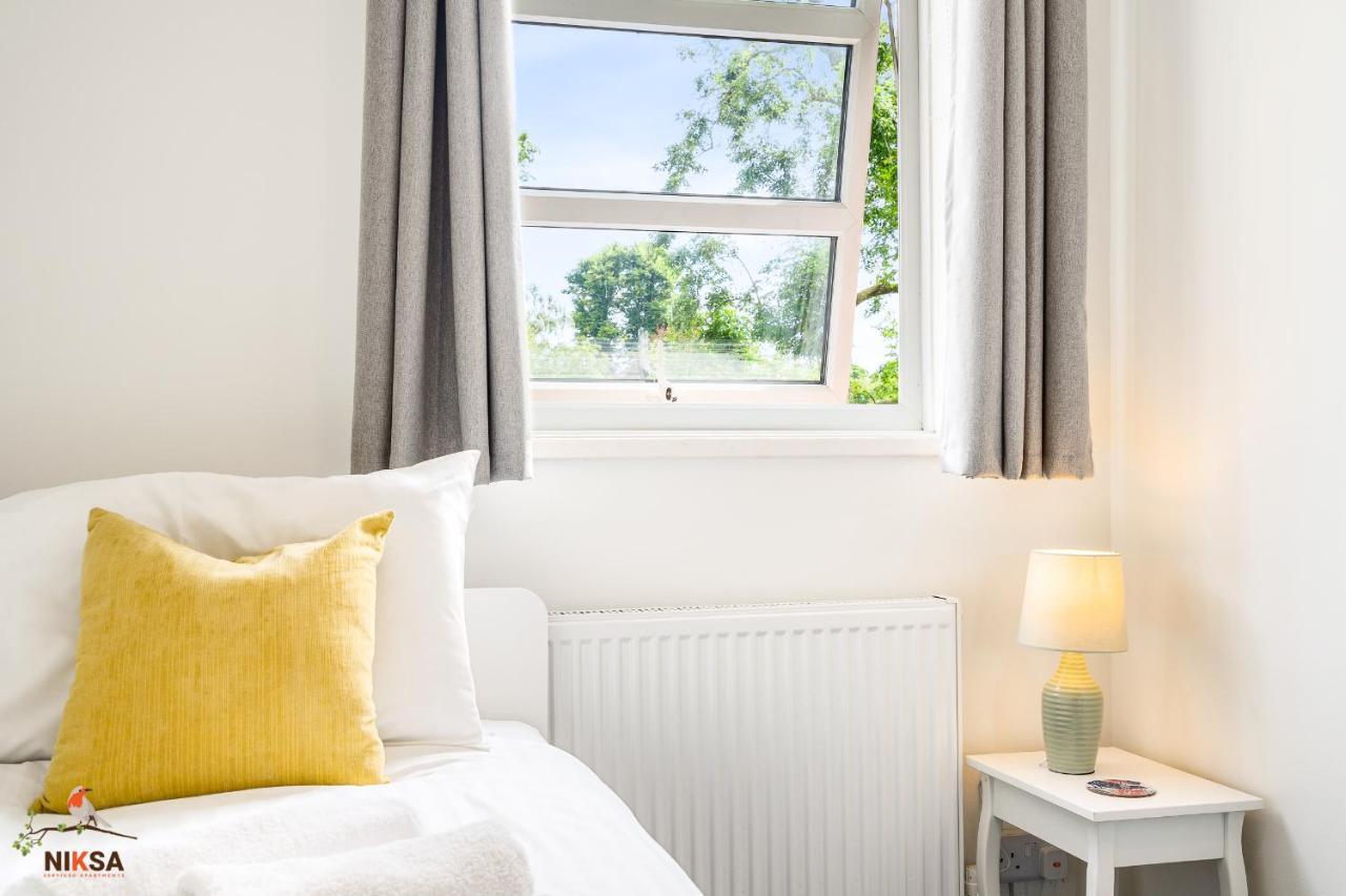 Niksa Serviced Accommodation - 3 Bedroom House Welwyn Garden City Exterior foto