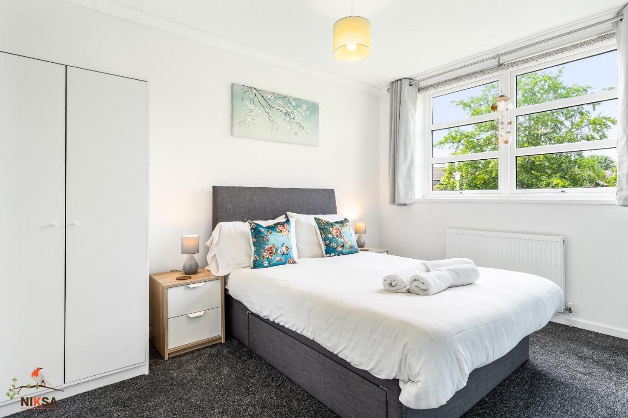 Niksa Serviced Accommodation - 3 Bedroom House Welwyn Garden City Exterior foto