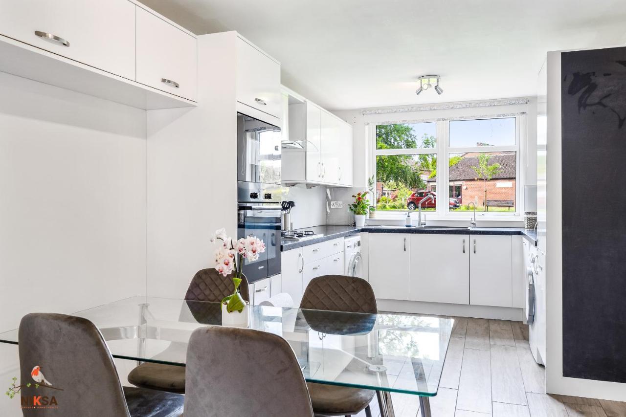 Niksa Serviced Accommodation - 3 Bedroom House Welwyn Garden City Exterior foto