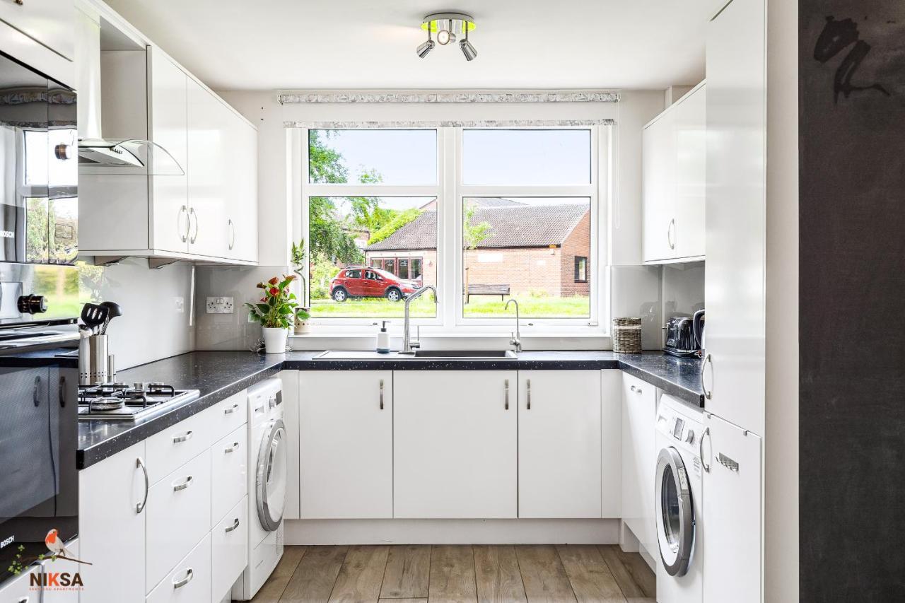 Niksa Serviced Accommodation - 3 Bedroom House Welwyn Garden City Exterior foto