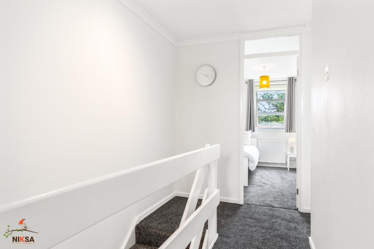 Niksa Serviced Accommodation - 3 Bedroom House Welwyn Garden City Exterior foto